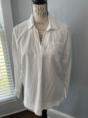 crown & ivy White V-Neck Long Sleeve Pullover Top